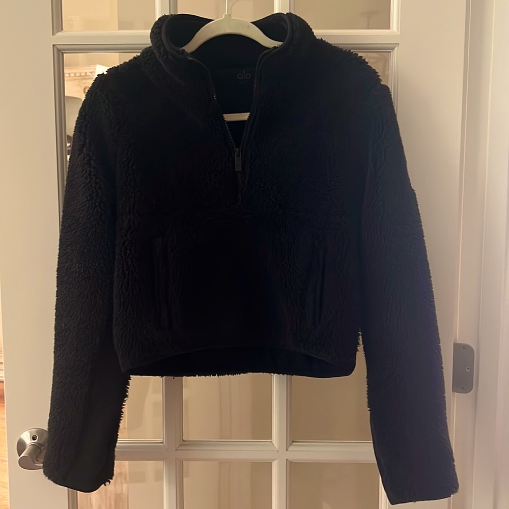 Alo size small black sherpa/fleece EUC, worn a few times. Super cute and cozy!